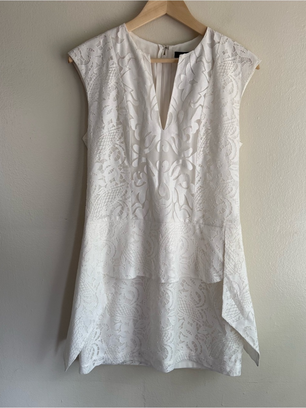 Bcbgmaxazria Elegant White Lace Sleeveless Dress